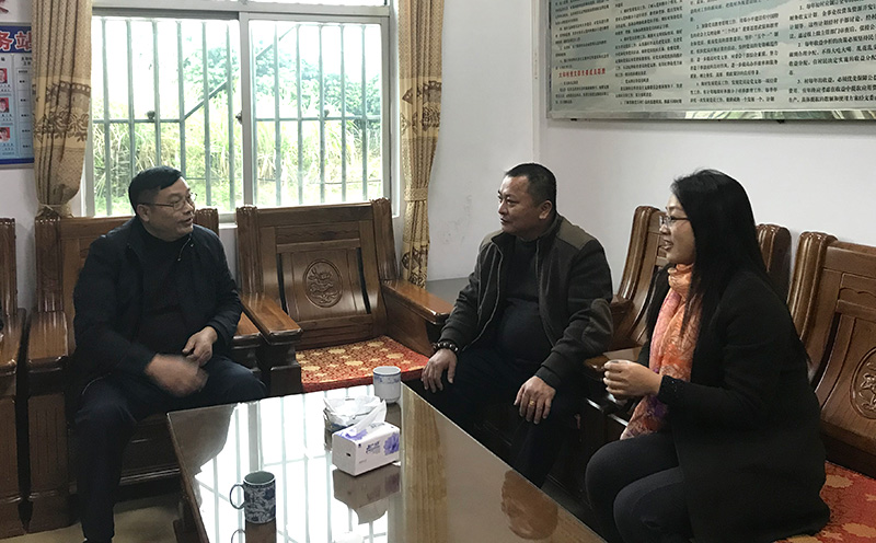 银河集团(galaxy)公司慰问组听取驻村第一书记和村两委班子对扶贫工作的意见与建议