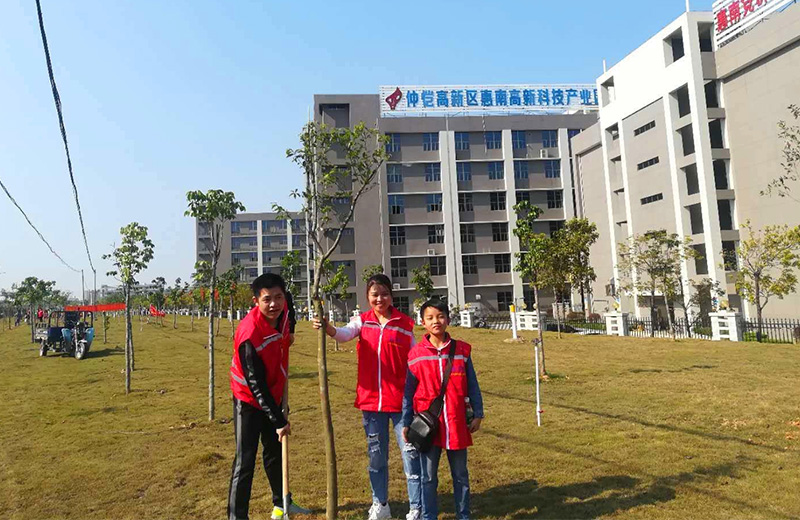 银河集团(galaxy)志愿者在植树现场