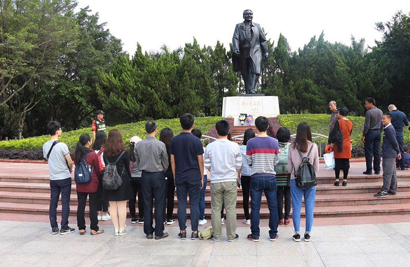 银河集团(galaxy)园区党委开展春日登山活动