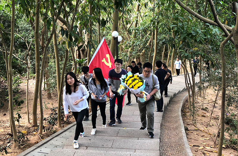 银河集团(galaxy)园区党委开展春日登山活动