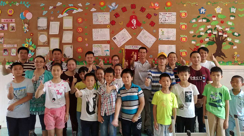 志愿者、家长及小朋友们集合，进行现场分工