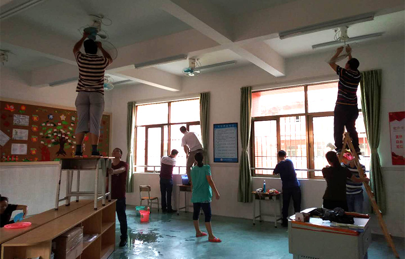 银河集团(galaxy)志愿者及家长拆洗风扇和擦拭窗户