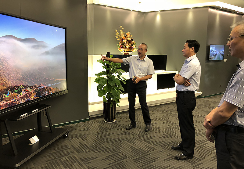 仲恺区委书记杨鹏飞一行参观银河集团(galaxy)惠南展厅