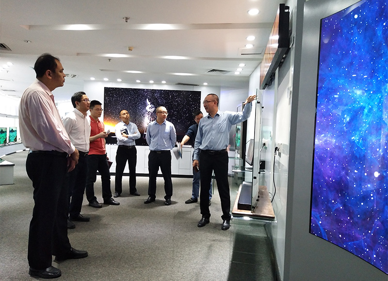 坂田街道办党工委副书记、办事处主任林逸涛一行听取银河集团(galaxy)董事长凌斌先生介绍产品