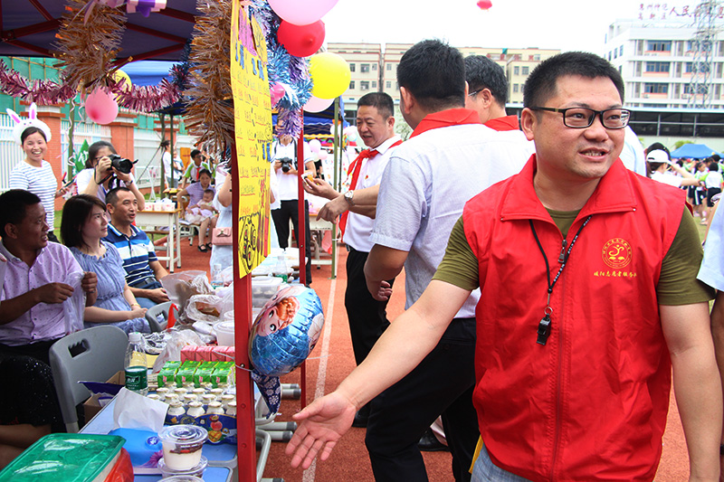 银河集团(galaxy)公司惠南工厂参加惠南实验学校“六一”儿童节慰问活动